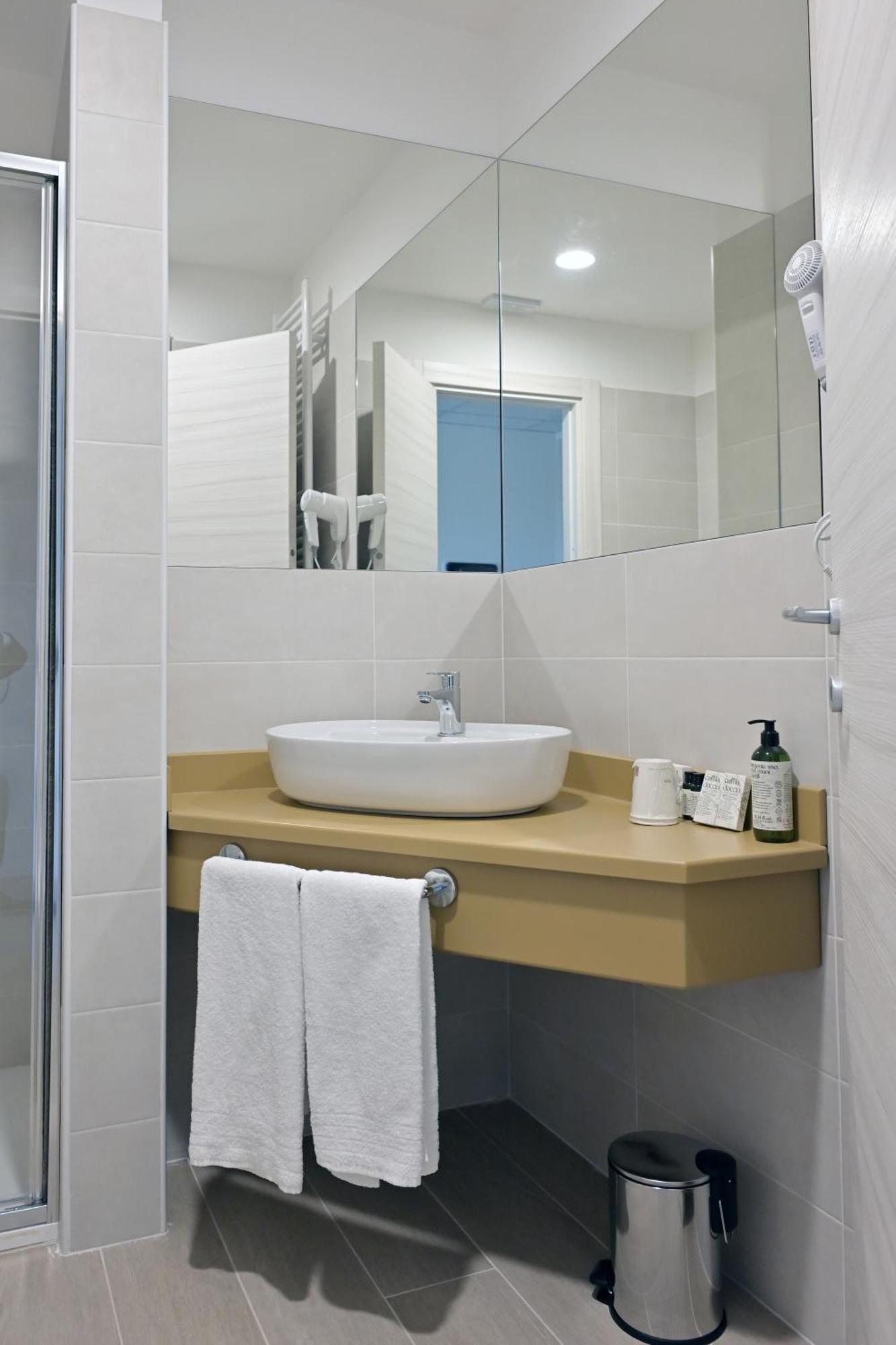 Hotel He Roma Riano  Esterno foto